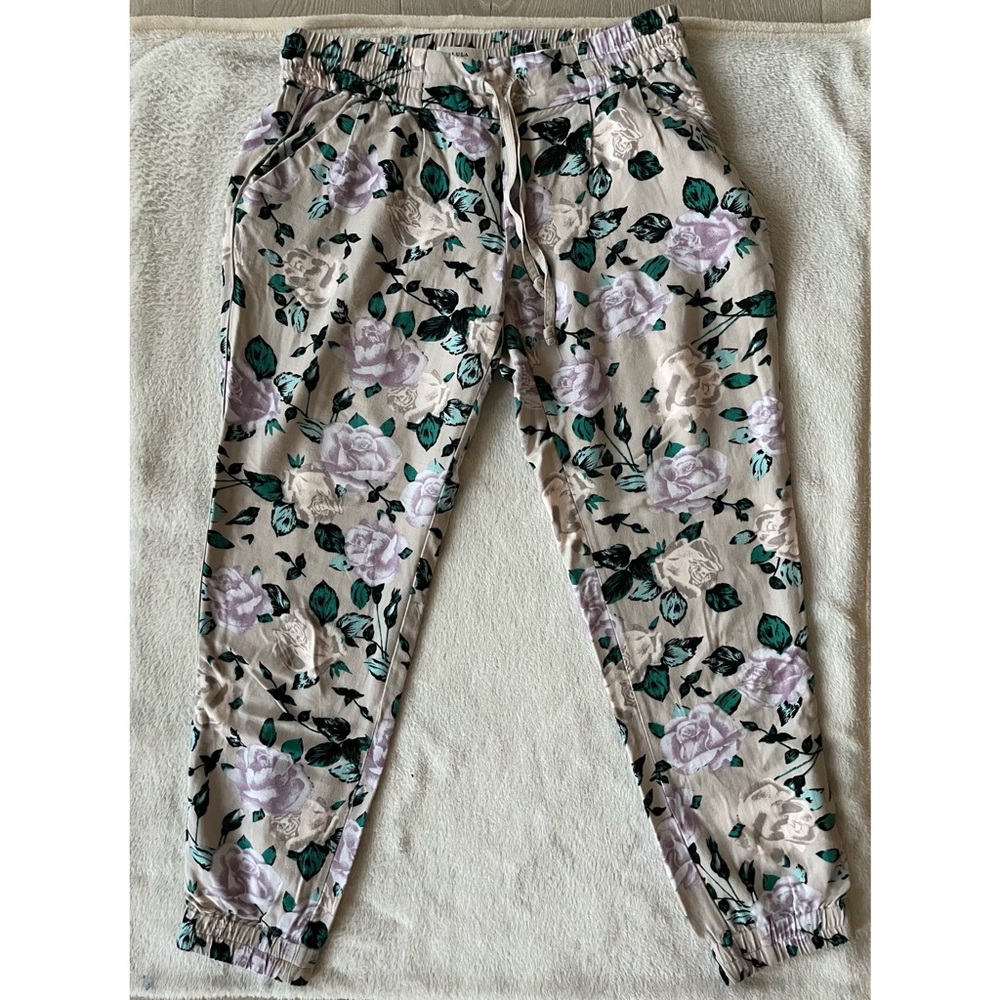 Aritzia Talula Cropped Lightweight Floral Pants/Joggers